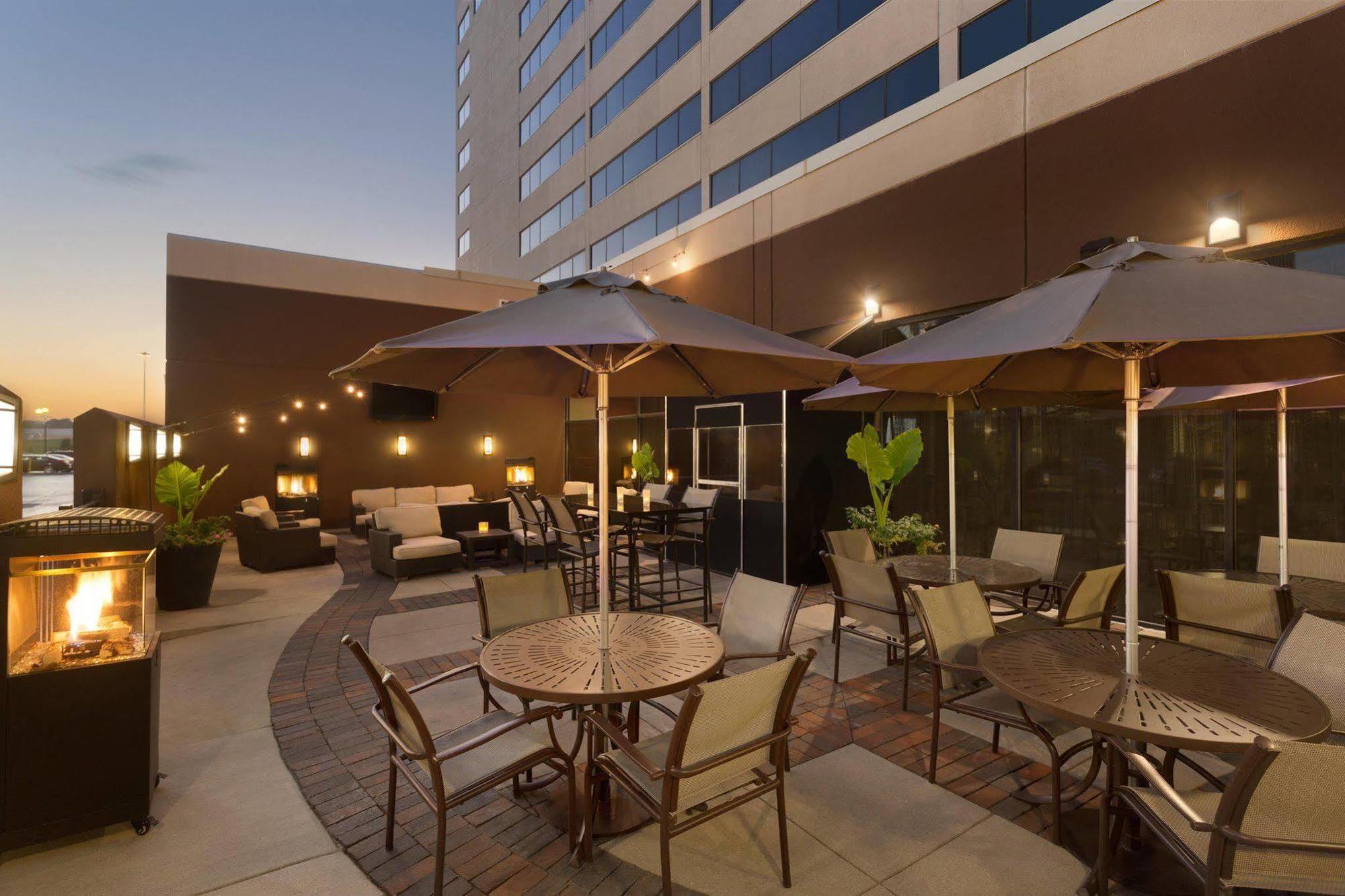 Courtyard Chicago Oakbrook Terrace Hotel Екстериор снимка